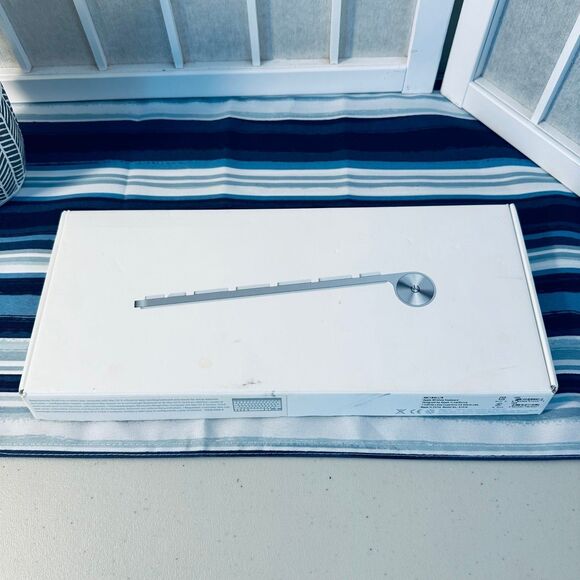 Apple Wireless Keyboard White Keys Aluminum Metal Base - Picture 2 of 12